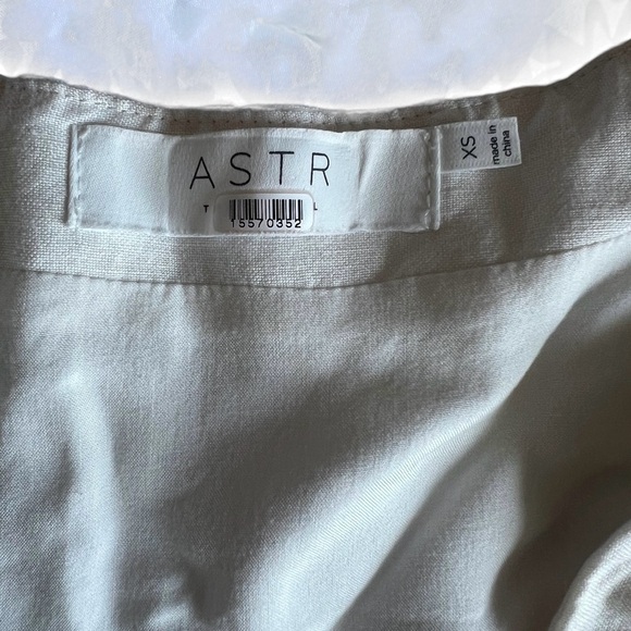 ASTR Nuria Top – White – Size XS – Perfect for Spring & Summer! - Picture 6 of 9
